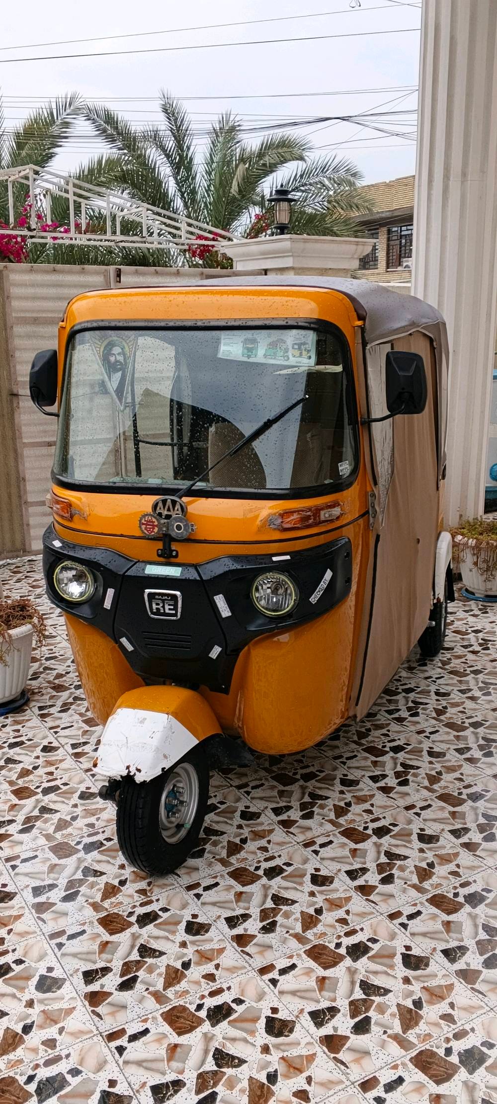 تكتك في حالة جيدة جداً مع سقف وجوانب قماش للحماية من الظروف الجوية. اللون الأصفر يعطيه طابع مميز وجذاب. جاهز للاستعمال ومثالي للتنقل في الشوارع الضيقة.