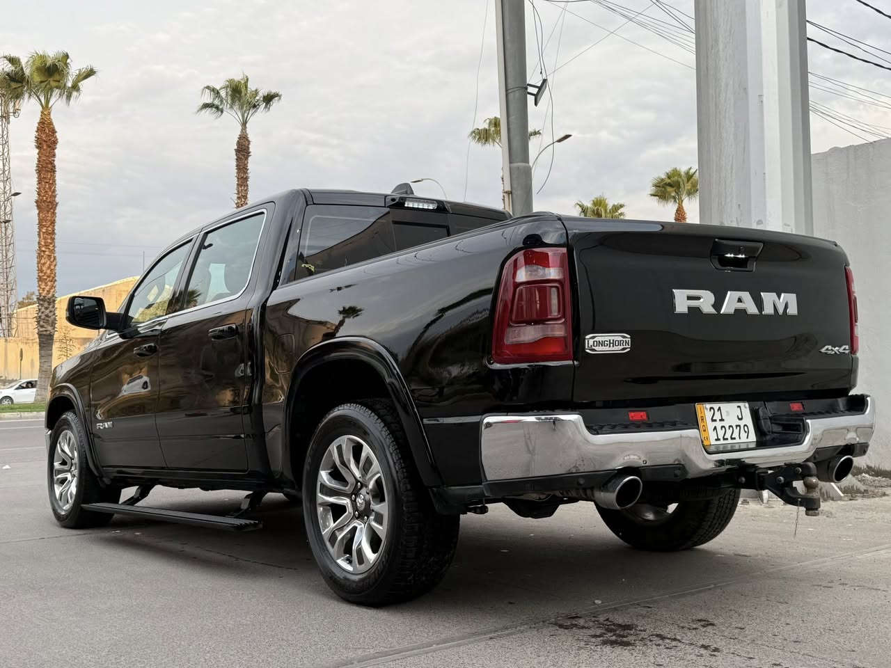 RAM 1500 LONG HORN
رام 1500 “ لونك هورن .

الموديل : 2023 . (خليجي) . 
العداد :  59  الف ميل  
المحرك : V8 5.7L . 

المواصفات :
* دفع رباعي 4x4. 
* رادار امامي مع مانع تصادم. 
* نقطة عمياء. 
* تحذير الخروج عن المسار.
* 4 كاميرات (360) درجة. 
* لوحة القیادة دیجیتال.
* شاشة عرض لوحة القيادة على الزجاج الأمامي. 
* لمسات داخليه من الخشب.
* استطفاف ذكي (اوتوپارك).
* دوسات جانبية كهربائية.
* المصابيح الأمامية زنون.
* كشافات الضباب زنون. 
* المصابيح الأمامية LED.
* المصابيح الخلفية LED. 
* دخول ذكي (بصمة). 
* تشغيل عن بعد.
* مقاعد من الجلد الفاخر. 
* المقاعد كهربائية مع ميموري.
* المقاعد الأمامية تبريد وتدفئة. 
* المقاعد الخلفية تبريد وتدفئة. 
* شاشة كبيرة 12 أنچ.
* نظام ملاحة نفكيشن GPS.
* حساسات امامية وخلفية.
* سقف بانوراما.
* مانع تصادم خلفي. 
* مكيف خلفي.
* ويل كروم قياس 20 انج.
* نظام اطفاء وتشغيل اوتماتيكي.
* مرايا كهربائية جانبية من الكروم قابلة للطي كهربائيا.
* شاحن موبايل لاسلكي (واير ليس).
* الشباك الخلفي كهربائي. 
* المرايا الجانبية تدفئة. 
* باب الصندوق كهربائي.
* امكانية تعديل ارتفاع دواسات البنزين والبريك.
* هاند بريك كهربائي.
* المرايا الوسطية كاميرا. 
* حساسات امامية. 
* حساسات خلفية. 
* مرايا مع خاصية التعتيم الذاتي. 
* مساحات تخزين إضافية تحت المقاعد. 
رادار امامي خلفي جانبي •
نقط عمياء • 
شاشة عرض لوحة القيادة على الزجاج الأمامي
لمسات داخليه من الخشب
مقاعد من الجلد الفاخر

موقع السيارة بغداد الدورة 

 للأستفسار  الاتصال على هذه الرقم
***********
