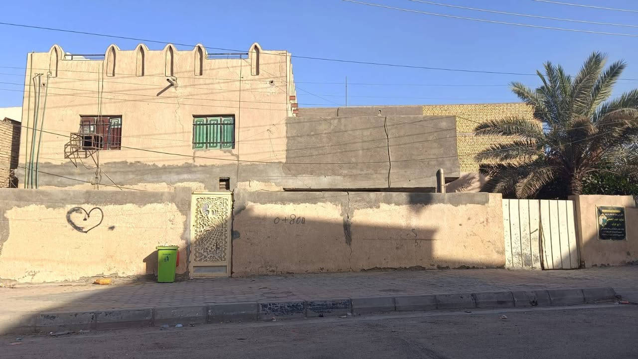 السلام عليكم بيت موقع تجاري خلف مديرة تقاعد يقع على شارعين المساحه بالطابو 330 متر واقع حال اكثر من 400 متر بناء قديم طابقين مع مشتمل معزول السعر المطلوب 520 مليون قابل للتفاوض للاستفسار الاتصال بالرقم ***********
