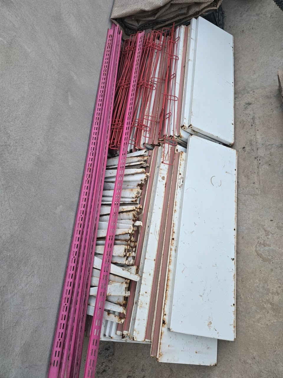 السلام عليكم غسالات وطباخات وافن ورفوف حديد وطباخات صناعي للبيع كل قطعة وسعرها هاتف ***********/*********** عنوان بغداد التاجي منشأة نصر مقابيل قصابة ابو عمر المشهداني
