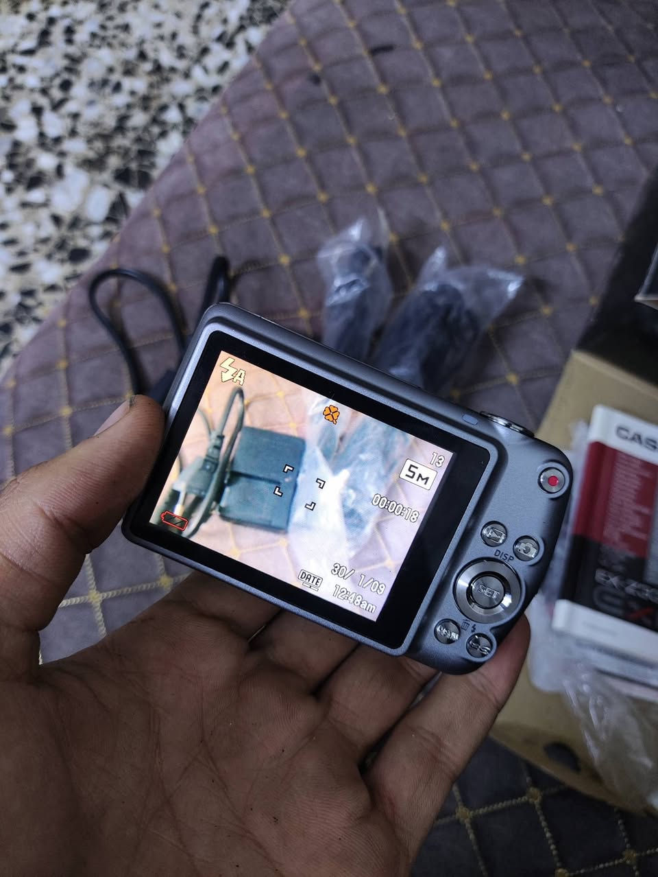 سلام عليكم كامرة كاسيو كاملة ملحقات بطارية و شاحنة كيبل عرض وكيبل نقل معلومات كارتونة
شغالة ما بيه اي نقص نضافة مية ب مية توصيل موجود سعره 120


**إذا كنت صاحب هذا الإعلان وتريد حذفه لأي سبب، رجاءا أرسل رسالة إلى الدعم الفني**