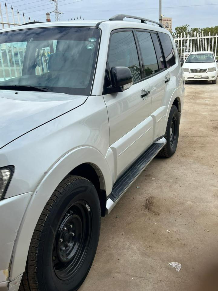 باجيرو للبيع او المراوس ب اقل
 مديل 2011 رقم اربيل حبتور واحد على واحد 
مكفوله كفاله عدا الدعاميات ماشيه 240 الف كيلو 

مواصفاتها معروفه لكن للتوضيح 
فتحه سقف 
كامره 
شاشه 
حاكيه 
مانع انزلاق 
مثبت سرعه 
مري شفط 
تحكم ستيرن كامل
كشنات كهرباء 
كشنات جلد
7راكب
حساس خلفي 
عده كامله 
سبيرها برجستون ما نازل مال شركه 
ويل الاصلي مالته موجود 
شادله ويل عادي للجماليه
رقم اربيل الانكليزي 
سنويه جديده
تحويل او كاله شرط
تخم صدر امامي خلفي جديد
كير مكينه مكفول مامفتوح  
تخم تاير جديد 
فلنجات مصفره 
ميزانيه جديده 
مكان السياره واسط 
للاستفسار 
***********-***********

السعر 145$ بيها مجال بسيط حك الجيه
