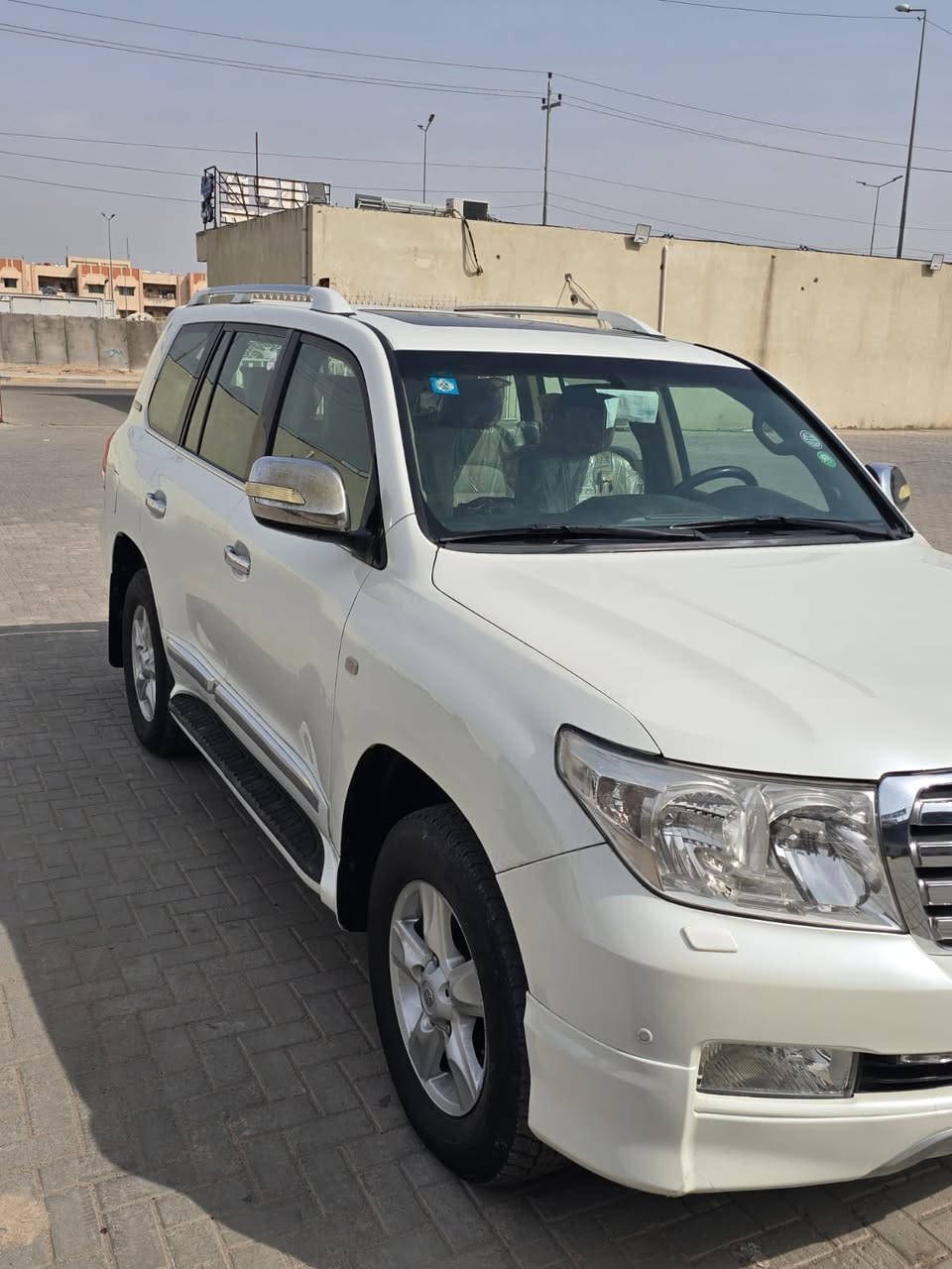 السلام عليكم لاند كروز للبيع السيارة مديل ٢٠١٠ سنوية بأسمي تحويل ثاني يوم السيارة حلوة ونظيفة مكينة ٨ سلندر vxr فول مواصفات كشنات كهربائية تخم تاير جديد وأربع بصمات وكاميرات محيطية مكان السيارة البصرة اتصل على الرقم *********** أو ***********
