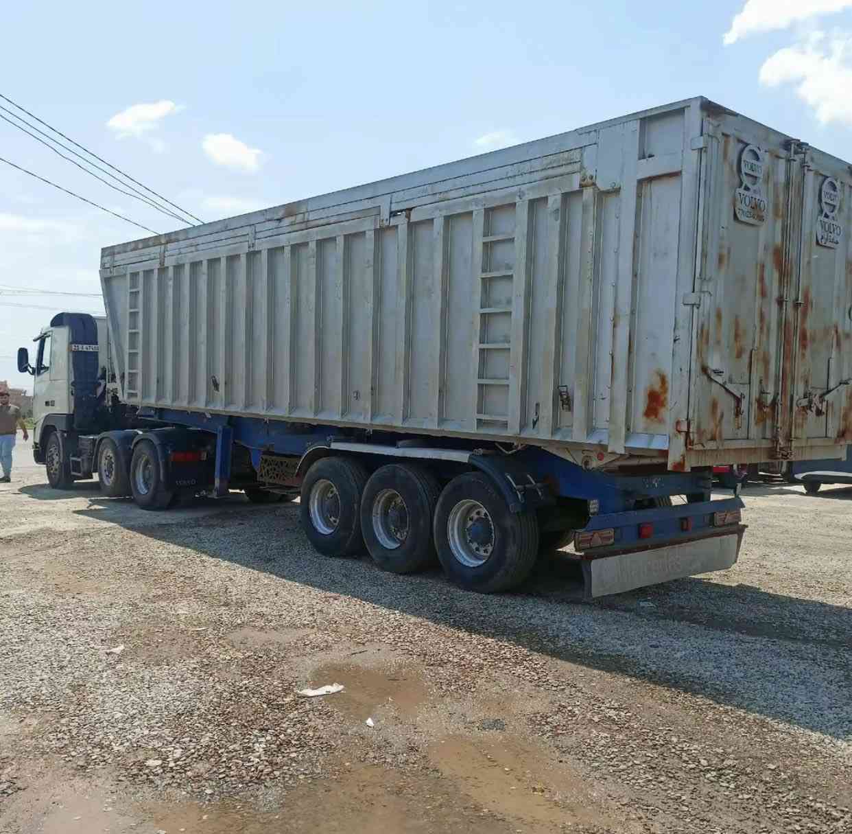 سلام عليكم
سياره فالفو موديل2000

سنكل و3 محاور مربوط سياره جاهزه بشغل 

سياره نضيفه وجاهزه على اخر حبه 

حمول٥٠ طن حنطه 

مكفول من دعاميه لدعاميه 

***********
