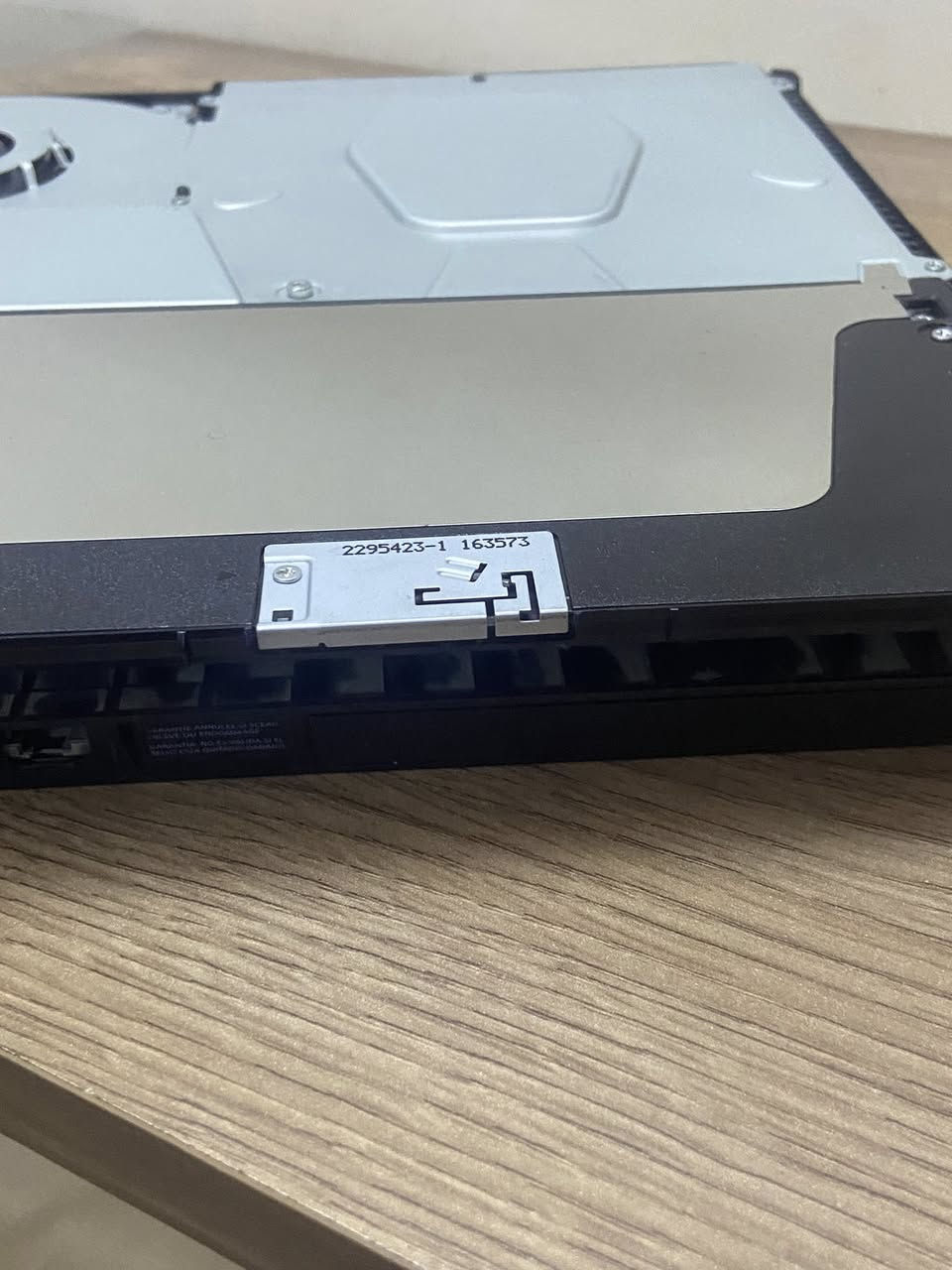 بلي 4 سلم 1تيرا الجهاز لاداخل تصليح ولاصيانة ولا بي اي عطل ووياه الجوستكات الاصلية كلشي مابيها والثانية الاكس داخلة ليجوة ودكمة ال ps ضايعة بس الدكمة اما هي شغالة ووياه فيفا ٢٣ مابيها شخط وقرص GTA5 والكفر مال ضايع وانطيك جنطة مال بلي بيها اماكن اقراص ويدات كلهن بسعر (275) وبيه مجال الرقم ***********
