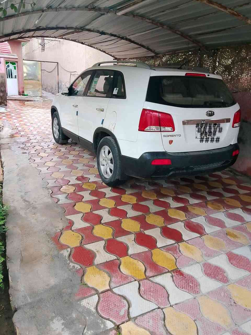 السلام عليكم 
كيا سورنتو خليجي 2013  مكفول كفالة عامة من الصبغ والضربة والتبديل بيها بارد صغير في الباب الخلفي عكس السائق فقط محرك كير مكفول من الفتح كلشي شغال بالسيارة رقم بغداد انجليزي بأسمي سنويةجديدة ماشية 100 وواحد كيلو  أربعة سلندر 2400 دوش  السيارة مسويلها سيرفس كامل ب 380 ألف ومسويلها حدادة جديدة  ب450الف امانة الله كوري اصلي وتخم تاير وباتري يعني متصرف عليها أي شيء  إن شاء الله تعالى  مراوس ترهم 
***********
المواصفات 
بنوراما 
تو كير 
كير اوتوماتيك 
وكير عادي 
مري شفط 
اشاير بالمري 
فول تحكم استيرن 
سايد بريك رجل 
يدات نيكل 
شاشة اندرويد لمس 
كامرة خلفية دواره 

تبريد 3 قطع منغصل 
7راكب 
داخل جلد بلادي 
جرس ب 120
مكان السيارة بغداد 
اشارة ترحيب
