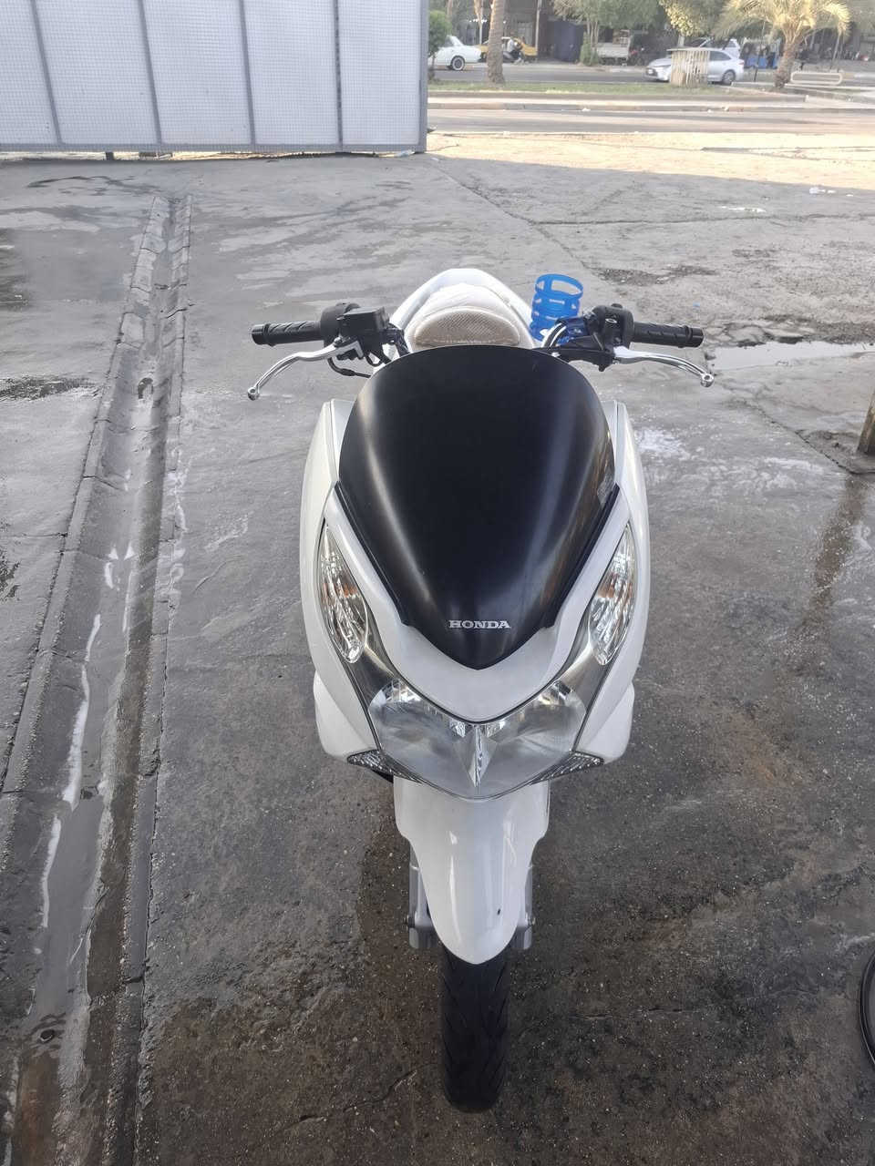 دراجة pcx  موديلهة 16 جيل اول
محركه 150 حساس حرف A 
ستان كهرباء 
 دراجة مصارلهة هواي نازلة رمبة سعرهة 1850 مكانه بغداد  الشعله
 الرقم ***********
