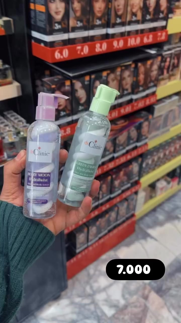 Dr. Clinic – HydraTwist لوشن للوجه والجسم، ترطيبهم خفيف وسريع الامتصاص 🌿
 • يحتوي على كولاجين متحلل
 • يفيد بنعومة البشرة وتحسين مرونتها
 • بيه ألوفيرا + فيتامين E + بانثينول
 • مناسب للبشرة الجافة والعادية
 • ريحته لطيفة ويخلي البشرة ناعمة ومشدو

الاخضر:
لوشن الوجه والجسم "Green Energy HydraTwist" من Dr. Clinic هو مرطب خفيف وسريع الامتصاص مصمم لترطيب البشرة بعمق. تركيبته لا تترك ملمسًا دهنيًا على الجلد. 
المكونات الرئيسية
مستخلص شاي الماتشا الأخضر: يقدم عناية مغذية.
الألوفيرا (الصبار): يوفر خصائص مهدئة ومرطبة.
فيتامين E والبانثينول: يساعدان في الحفاظ على بشرة ناعمة ورطبة.


**إذا كنت صاحب هذا الإعلان وتريد حذفه لأي سبب، رجاءا أرسل رسالة إلى الدعم الفني**