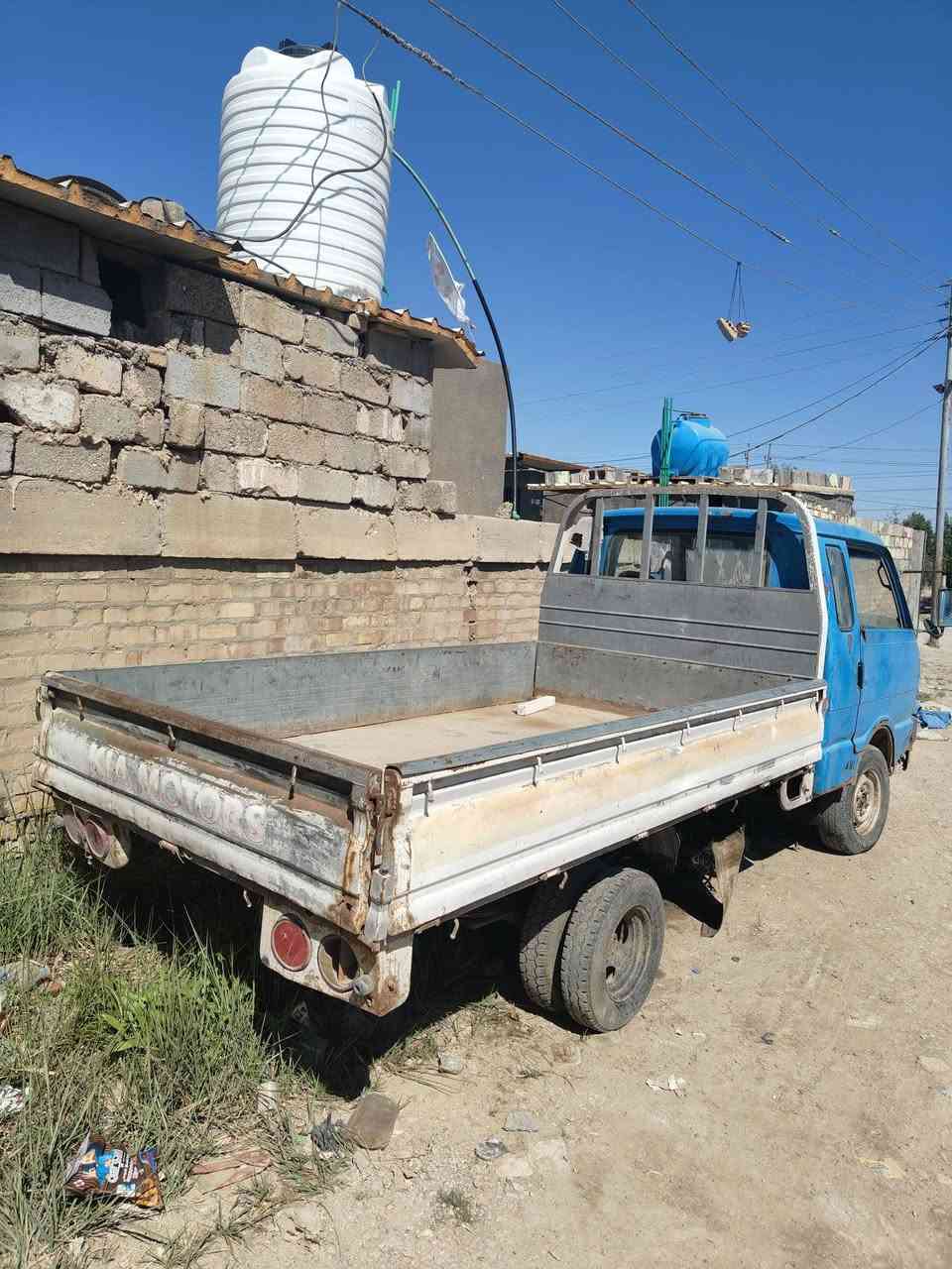 السلام عليكم ورحمة وبركاته مدير الكروب المحترم كيا للبيع موديل قديم 1996 السياره شقاله ابيع @كم حديد لان راعيها مندله اتكفل من طلب من دوله او عشاىريا بكل امور تخص السياره السعر 15ورقه وبي مجال. رقم صاحب السياره اتصل*********** أنا مكلف بل نشر المكان واسط صويره  ناحيه الحفريه غرب بانزين خانه الحفريه
