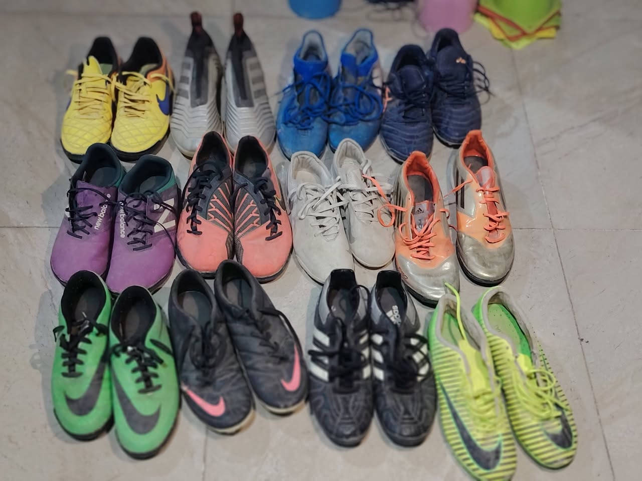 احذية بالة اصلي النظافه تقريبا ٥٠ بالميه 12 قطعه أحجام متعدده ابيعهن شلع بيهن طاگه خالعه مخيطه وبيهن نظيفات كلش شي يشيل شي كلهن القطعه 12 الف بوجود توصيل ***********
