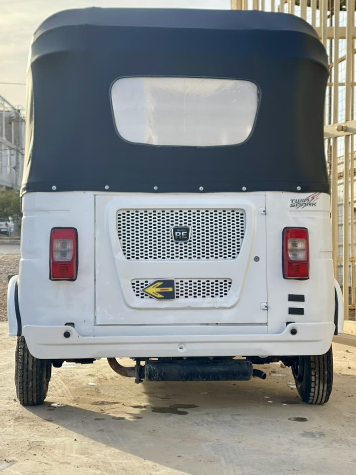 السلام عليكم للبيع موديل 22 اوراق اصولي للترقيم محرك مفتوح بس مكفول تنقيص وتبخير وكرنك مصبوغه عام بيها ضربه بالغد لايسر لاتكلي شبيها مابيها ولاتكلي مكفوله او لا التكتك مصبوغه عام وجاهزه خير من الله السعر 6.800 وبيها مجال بسيط الرقم ***********
