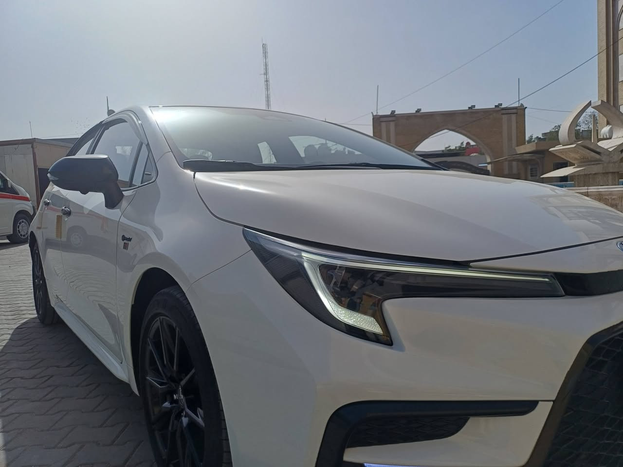 السلام عليكم ورحمة الله وبركاته 
من رخصة الأدمن المحترم 
تويوتا كورولا GR هايبرد 2025 – فخامة رياضية 
ياباني تجميع الصين 
رقم بغداد الدولي بأسمي شخصيا شرط التحويل 
سنوية لغاية سنة 2030 
ماشيه 10 الف كيلو متر استخدام شخصي بعدها بحالة الوكالة شرط الفحص وين ما يعجبك 
مكفوله كفاله عامه من الزلغ حتى الدعاميات 
فقط رصعه بالجاملغ الخلفي
 عدتها وغراضها بعدهن بالايلون ما مشدودات
 استلام شركة صفر كيلو متر بأسمي 
فول المواصفات : – 
محرك 1800 سي سي هايبرد – 4 سلندر
– ناقل حركة E-CVT ناعم وذكي
– تصميم خارجي رياضي بلمسات Piano Black
– مقاعد جلد احمر 
– دشبول اسود
– مقعد كهربائي واحد
– فتحة سقف
– 4 كاميرات رؤية محيطية مع نظام تسجيل
– شاشة وسطية تدعم Apple CarPlay وAndroid Auto
– دخول ذكي + تشغيل بصمة
– رادار أمامي + تنبيه مغادرة المسار
– أنوار LED أمامية وخلفية
– جنوط GR قياس 17 إنش
– عداد ديجيتال + تحكم من الستيرن
– مكيف أوتوماتيكي ثنائي المناطق
– نظام تثبيت سرعة
– السعر 157 وبيه مجال بسيط جدآ 
_ وبالعافيه لتكون من نصيبه 
مكان السيارة بغداد حي أور خلف نادي النفط 
رقم الهاتف ***********
