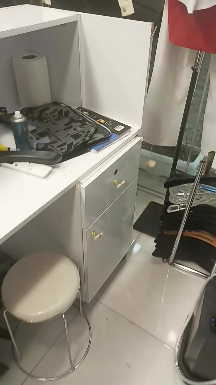 ميز كاشير للبيع ***********بل  نجف  لايوجد توصيل
