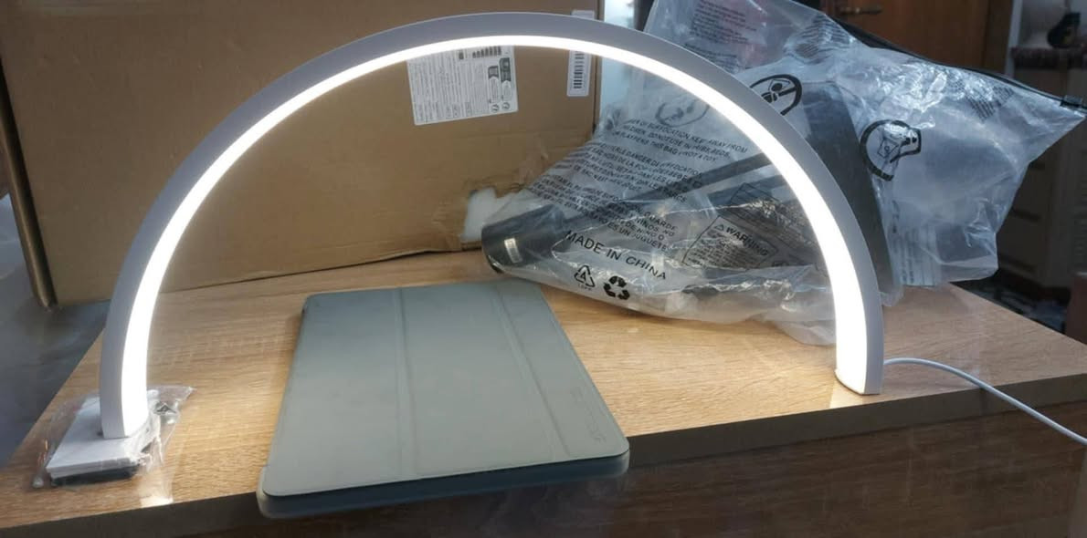 المصباح الظاهر في الصورة هو مصباح طاولة LED بتصميم نصف قمر أو قوس. تُستخدم هذه المصابيح بشكل شائع في صالونات التجميل والعناية بالأظافر والرموش، بالإضافة إلى المكاتب المنزلية والاستوديوهات.
مصباح طاولة LED بتصميم نصف قمر أو قوس. تُستخدم هذه المصابيح بشكل شائع في صالونات التجميل والعناية بالأظافر والرموش، بالإضافة إلى المكاتب المنزلية والاستوديوهات والعمل يتميز المصباح بتصميمه المنحني الذي يشبه نصف القمر، والذي يوفر إضاءة متساوية وخالية من الظلال على مساحة العمل.
مصدر الضوء: يعتمد على تقنية LED الموفرة للطاقة، والتي تتميز بعمر افتراضي طويل يصل إلى 50,000 ساعة.
السطوع ودرجة حرارة اللون: تتوفر نماذج مختلفة بمستويات سطوع قابلة للتعديل ودرجات حرارة لون متعددة (مثل الضوء الدافئ والطبيعي والبارد) لتناسب المهام المختلفة.
التنوع: يستخدم هذا النوع من المصابيح لمجموعة متنوعة من الأنشطة التي تتطلب دقة وإضاءة مركزة، مثل قراءة الكتب، أو العمل 
متوفر ٣ قطع سعر القطعه 25


**إذا كنت صاحب هذا الإعلان وتريد حذفه لأي سبب، رجاءا أرسل رسالة إلى الدعم الفني**