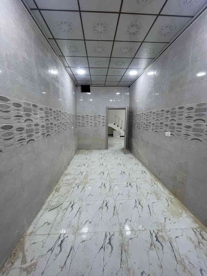 دارين تون مساحة كل دار 🏡200 م الوجه 6.66   النزال 30 شارع 15 القادسية شارع ابوعقرب
طابقين بناء زيرو 2025
                            الطابق  الاول 
👈 2 نوم  غرفه و  استقبال  سحب مغربي  و مطبخ   وصاله  و صحيات  نظام دفن  ومناور عدد 2 سقوف ثانويه ارضية بورسلين  گراج  سيارة 
                            الطابق الثاني 
👈2 نوم  بالكون لكل غرفه  و صاله  و صحيات سقوف ثانويه   ارضية بورسلين 
السعر 130 للدار  قابل للتفاوض للاستفسار 
خاص أو واتساب 
***********
***********
