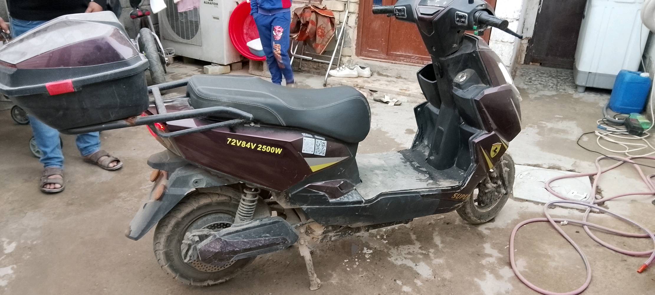 السلام عليكم دراجه سكنس شحن الشحنه الوحده تمشيط 60 كيلو حقيقي الدراجه كامل 5بطاريات إكبار موديل 2025 السرعة 90 حقيقي العنوان بغداد الزعفرانية استفسار أكثر الهاتف *********** 