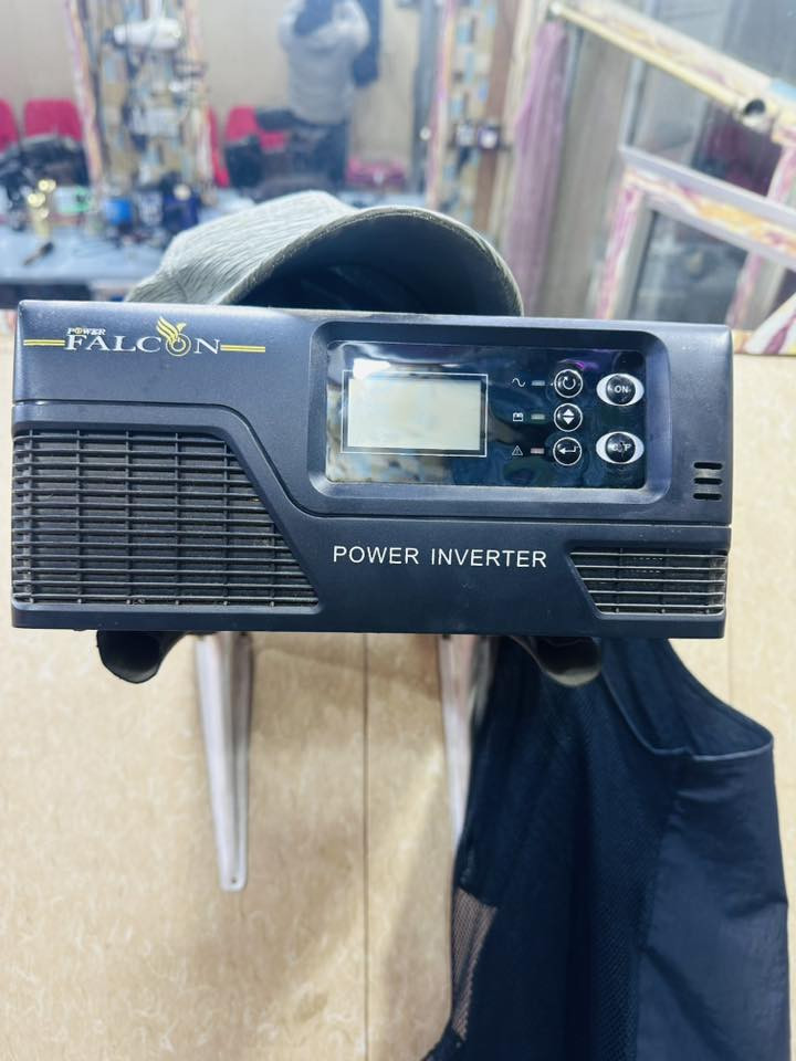 السلام عليكم بطارية مع جهاز عاكسة للبيع
1. المواصفات الفنية الأساسية
• الموديل: PZ-2300.
• النوع: Tall Tubular Battery (بطارية رصاص حمضية أنبوبية). تم تصميمها خصيصاً للتفريغ العميق (Deep Cycle).
• الجهد الكهربائي: 12 فولت (12V).
• السعة: 230 أمبير/ساعة (230Ah) عند معدل تفريغ C10 (وهو المعيار القياسي لبطاريات الطاقة الشمسية).
• الوزن: حوالي 77 كجم (وزن ثقيل يشير إلى كمية رصاص كبيرة، مما يعني جودة أفضل وعمر أطول).
2. مميزات هذا النوع (Tall Tubular)
تختلف هذه البطارية عن بطاريات السيارات العادية أو بطاريات الجل في عدة نقاط:
• عمر افتراضي طويل: التصميم الأنبوبي يقلل من تآكل الصفائح، مما يجعلها تدوم لسنوات عديدة (عادة من 4 إلى 7 سنوات حسب الاستخدام).
• تفريغ عميق: مصممة لتتحمل دورات الشحن والتفريغ المتكررة بنسبة تصل إلى 80% دون أن تتضرر بسرعة.
• تحمل الحرارة: مناسبة جداً للأجواء الحارة في المناطق العربية لأنها تعتمد على سائل (الأسيد) الذي يساعد في تشتيت الحرارة.
• مؤشرات مستوى السائل: تلاحظ في الصورة وجود 6 سدادات فوقها مؤشرات (عوامات) حمراء وبيضاء؛ هذه تخبرك بمستوى السائل بالداخل دون الحاجة لفتحها.
للاتصال ***********
