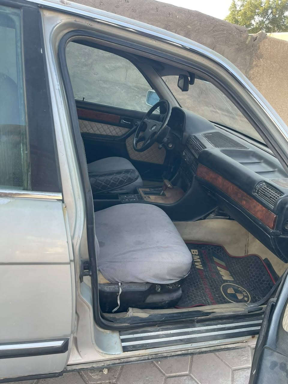 للبيع بيك ام 735 مديل 91 بلاديه كير ومحرك بلاد بديه بلادي مابيه ضربه أو حادث فقط جراد غرفته نضيفه سياره حلوه تبريد شغال ويه السويج رقم بغداد انكليزي سنويه مجدده تحويل ثاني يوم مكانه البصره السعر 32 ورقه وبيه مجال الشراي يتصل *********** .
