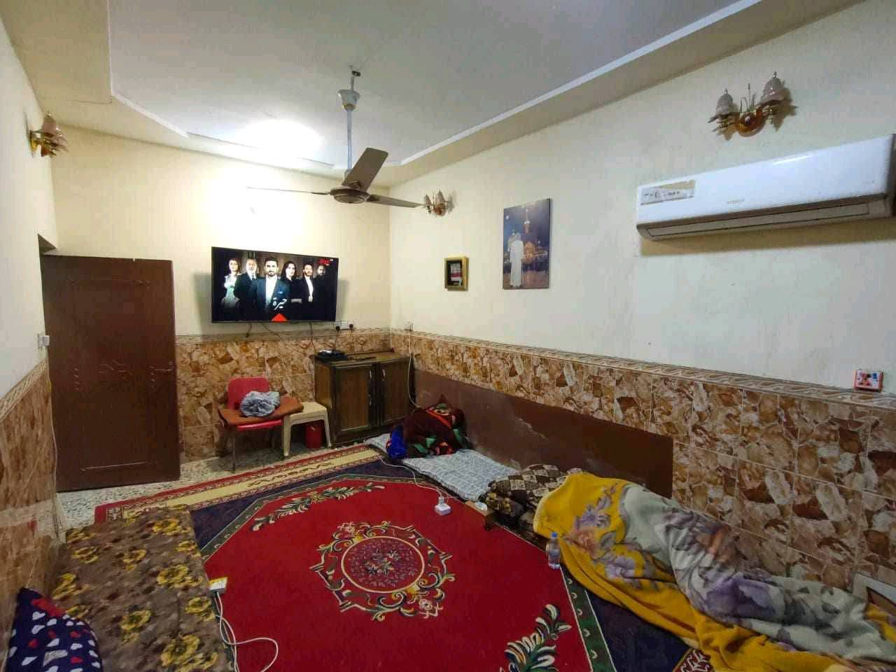 السلام عليكم بيت 100متر طابق ونص يحتوي في الطابق الثاني غرفه وحمام وتواليت والطابق الارضي استقبال وغرفه اخيره وحولي ومطبخ حراري وبارد العنوان الحسينيه بدايه مسقط قرب مجمع مسقط الطبي السعر 55 مليون.رقم ثاني ***********