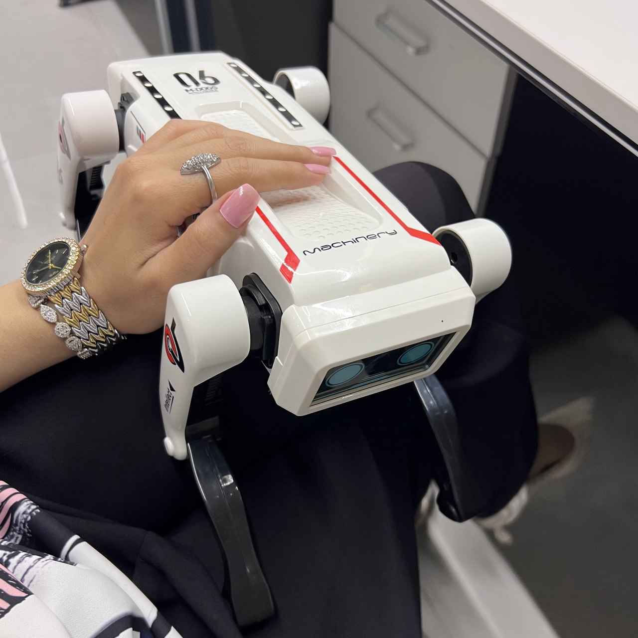 روبوت الكلب الذكي AI ROBOT – تحكم عن بُعد 2.4GHz مع أوامر صوتية

روبوت كلب تفاعلي يعمل بالتحكم عن بُعد بتقنية 2.4GHz، مصمم للحركة واللعب وتنفيذ أوامر متعددة مع إضاءة وموسيقى.

 • يعمل بتحكم عن بُعد بتردد 2.4GHz لسهولة التحكم بالحركات.
 
• يدعم الأوامر الصوتية (Voice Control) والتفاعل المباشر.
 
• مزود بخاصية البرمجة لتنفيذ الحركات حسب تسلسل الأوامر.
 
• حركات متعددة مثل: التقدم للأمام، الالتفاف، الجلوس، النهوض، والانحناء.
 
• يحتوي على موسيقى، رقصات ديناميكية، وإضاءة جذابة.
 
• يدعم وضع الدورية التلقائية (Auto Patrol) ووضع الاستعراض (Stunt).

 • ريموت كنترول 2.4GHz
 • تحكم صوتي
 • الفئة العمرية: 8 سنوات فأكثر
 • الروبوت: بطارية ليثيوم قابلة لإعادة الشحن 3.7V 
 • الريموت: 2 × بطارية AA 1.5V

الملحقات:
 • جهاز تحكم عن بُعد
 • بطارية ليثيوم قابلة لإعادة الشحن 3.7V
 • كابل شحن Singapore


**إذا كنت صاحب هذا الإعلان وتريد حذفه لأي سبب، رجاءا أرسل رسالة إلى الدعم الفني**