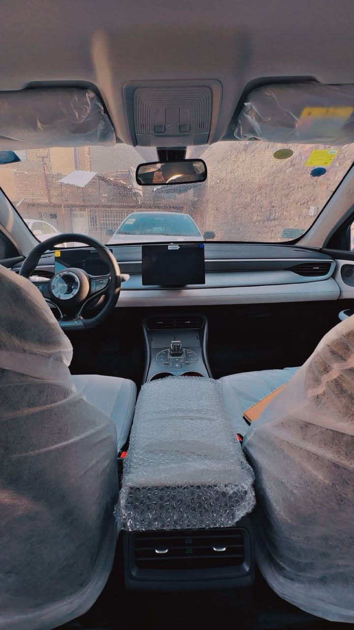 السلام عليكم byd seal 5 موديل 2025 
السعر 18,800,000  دينار عراقي بيهه مجال بسيط 
مرقم بغداد رقم مميز 
ويل كروم 
• موديل 2025 
🔋 المحرك والتقنيات
 • محرك 1500cc اقتصادي (Hybrid + Electric + Petrol)
 • تبريد أمامي وخلفي قطعتين
 • كير طياره تمشيك  مايقارب2100 كم
 • بصمة + كارت دخول ذكي
 • شاشة وسطية
 • كامرة خلفية
 • حساس خلفي 
💡 الإضاءة والتصميم
 • لايت زنون
 • بك لايت LED
 • ويل كروم 
 • داخل جلد لون أبيض
 • تحكم مقود جانبين
ملحقات:- شاحن + ارضيات + كارت+ ماسحات+ فوم+ مثلث وجميع التفاصيل
للتواصل ***********
