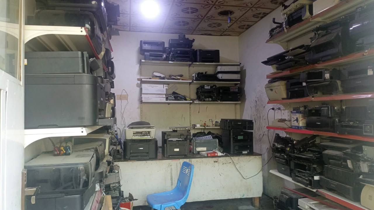 مركز الأخوين لصيانة الطابعات الملونه والعاديه تحوير تصفير تحبير الطابعات العنوان الرمادي التأميم على الشارع الفاصل بين منطقة 8شباط و30تموز الاولى مقابل جامع الفردوس هاتف ***********
