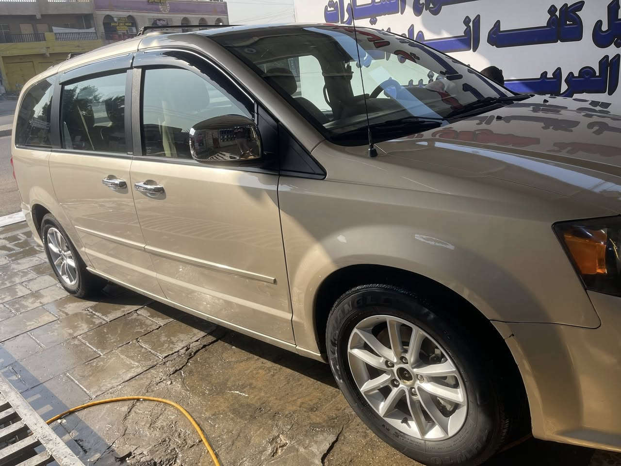 السلام عليكم 
دوج كرفان 2014
لبيع 140$
ماشيه 78 ميل حقيقي
5 قطع صبغ بيه
منضومه غاز بيه
جاهزه سياره الف دينار متصر عليه
مكان بغداد البياع 
الاتصال
***********
