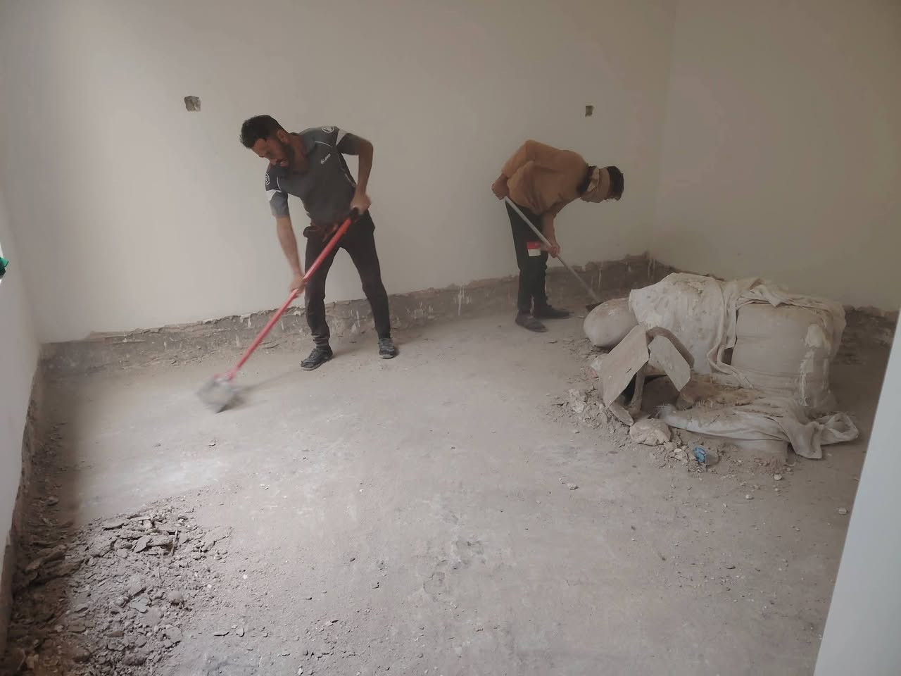 سلام عليكم  /  يوجد كادر عمل جاهز /  تصعيد مواد /  تنضيف بيوت /  تفليش /  تكشيط /  دفن نهري /  شقلنه ليل ونهار /  ومعداتنه جاهزه  ومالك دخل بكلشي تأخذ شقل جاهز مني سلمني شقل وتأخذ شقل جاهز / ماعليك بس تصال على رقم /// ***********
