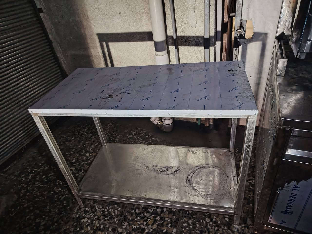 السلام عليكم غراض مطعم للبيع كل شي بسعرة الخاص مفتوح *********** مكاني الحرية
