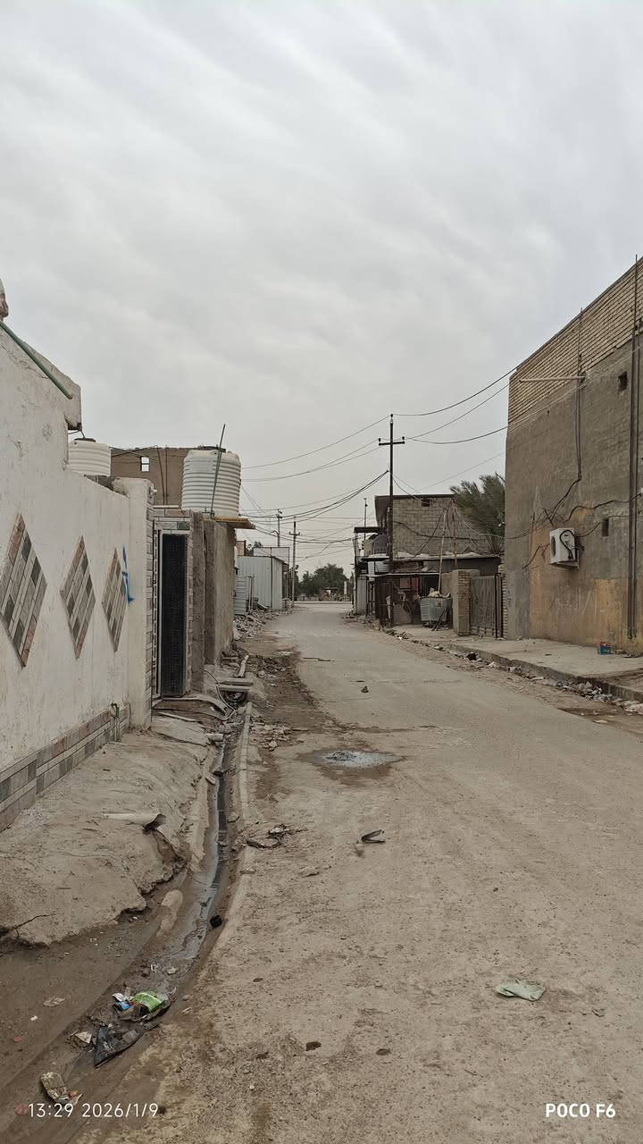 سلام عليكم بيت ركن للبيع 100متر + قطعة 100متر خلف البيت 
 العنوان :خلف مطعم جواد قريب على شارع البيت ارضية مرمر  و سراميك 
الرقم بي واتساب : ***********
