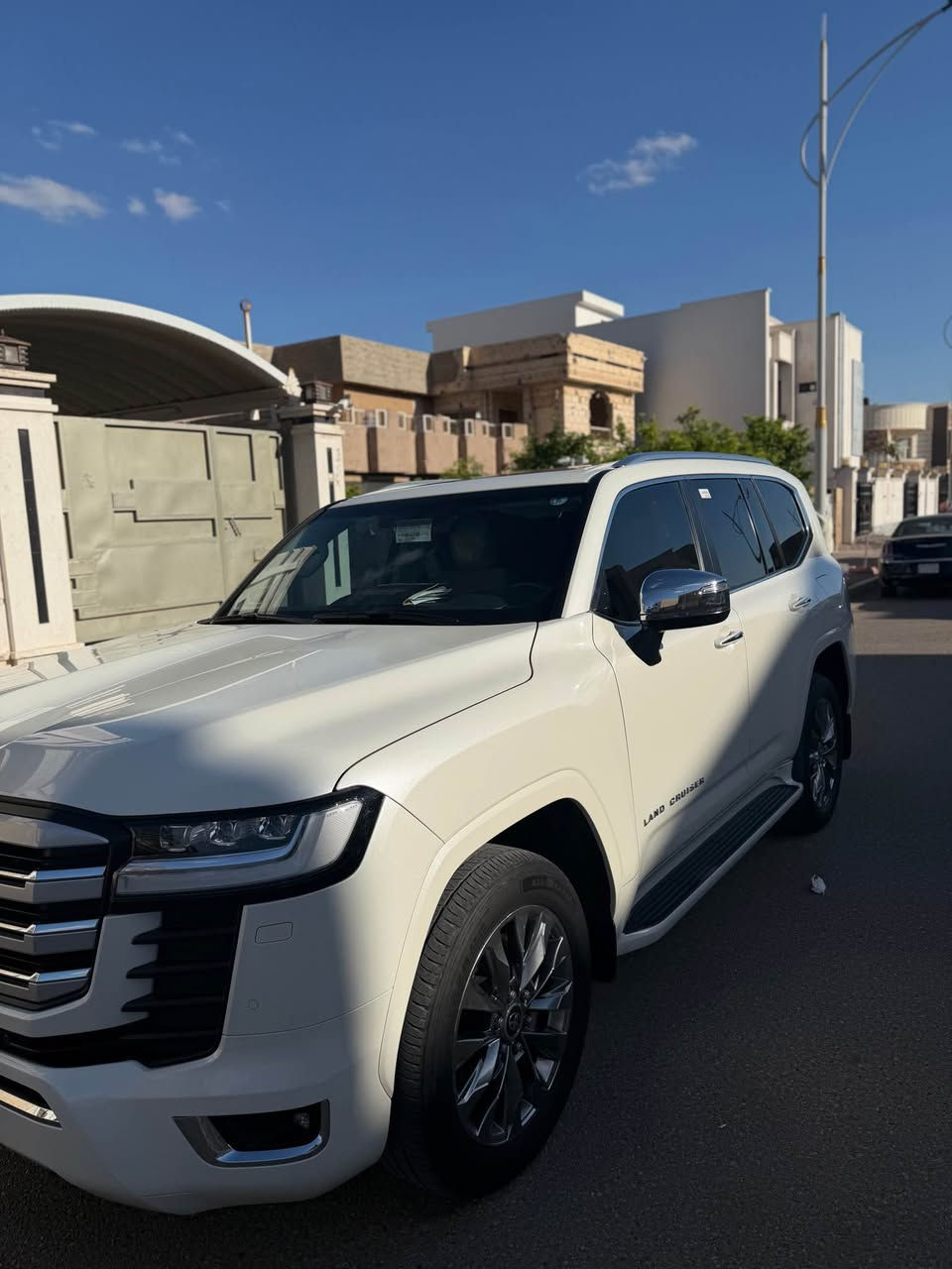 مواصفات لاندكروزر VX 2023 تنفس طبيعي (4.0L V6)
* المحرك والأداء:
    * نوع المحرك: 6 سلندر، 4.0 لتر تنفس طبيعي (بدون تيربو).
    * ناقل الحركة: أوتوماتيك.
    * نظام الدفع: رباعي مستمر (4WD) مع دبل خفيف وثقيل.
* التصميم الخارجي:
    * مصابيح LED أمامية وخلفية.
    * إشارات ترحيبية بالأبواب والدوسة.
    * حساسات أمامية وخلفية.
    * جنوط ألمنيوم (تختلف حسب الفئة).
* المقصورة الداخلية والراحة:
    * مقاعد جلد (جلد فاخر).
    * تبريد وتدفئة للمقاعد الأمامية والخلفية.
    * شاشات ترفيه خلفية.
    * شاشة ملاحة مركزية (غالباً 12.3 بوصة في الفئات العليا).
    * شاحن لاسلكي (Wireless Charger).
    * نظام صوتي فاخر (JBL). 
    * نظام تويوتا للأمان (Safety Sense).
    * نظام التحكم بالجر والثبات.
    * نظام نقاط عمياء.
* الأبعاد والسعة:
    * تتسع لـ 7 أشخاص.
    * سعة خزان الوقود 110 لتر
السعر 690$ وبيها مجال 
للاستفسار *********** بغداد, العراق
