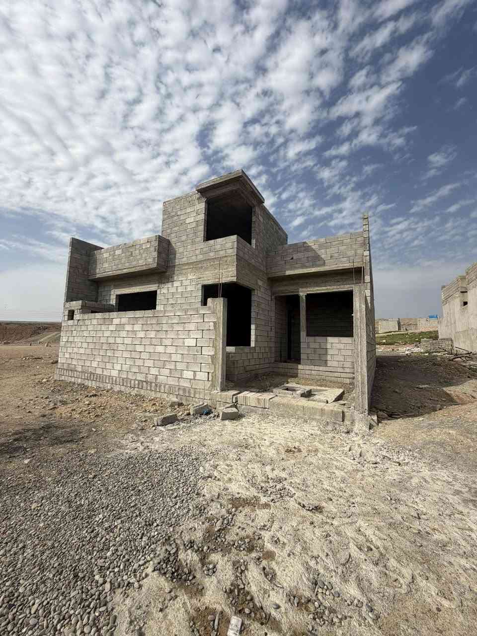 بيت للبيع في القوسيات على شارع السادس بعد 100متر البيت غرفتين نوم هول استغبال مطبخ  المساحه البيت135 متر للستفسار (***********)(***********)
