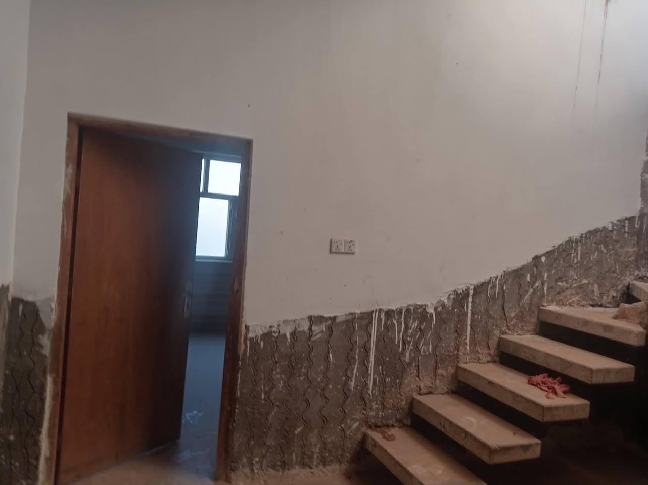 65 مليون مع المجال للمشتري الجاد 
 #للبيع دار سكن 
المساحه الكلي (550م)
مساحة الأبناء (170م)
بناء الدار بلوك درجة اولى الأساس حجر+صب كونكريت السقف صب كونكريت 
يحتوي على غرفتين صاله مطبخ استقبال تخاريج داخليه و خارجيه 
العنوان الكوفه ناحيةالبراكيه قرب مدرسة الأهرام شارع السبيس التبليط عل شارع العام مباشر 
للتواصل معنا *********** ابو سلطان للعقار 
(((مكتب الوصال للعقار1))
((***********وتساب))
