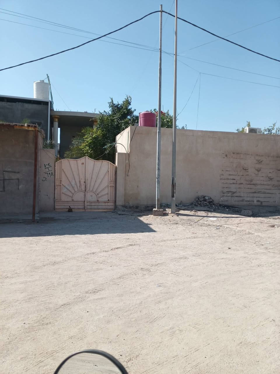 بيت للبيع خور الزبير طابقين 220 زائد خدمات 100 متر ع البارك
***********
