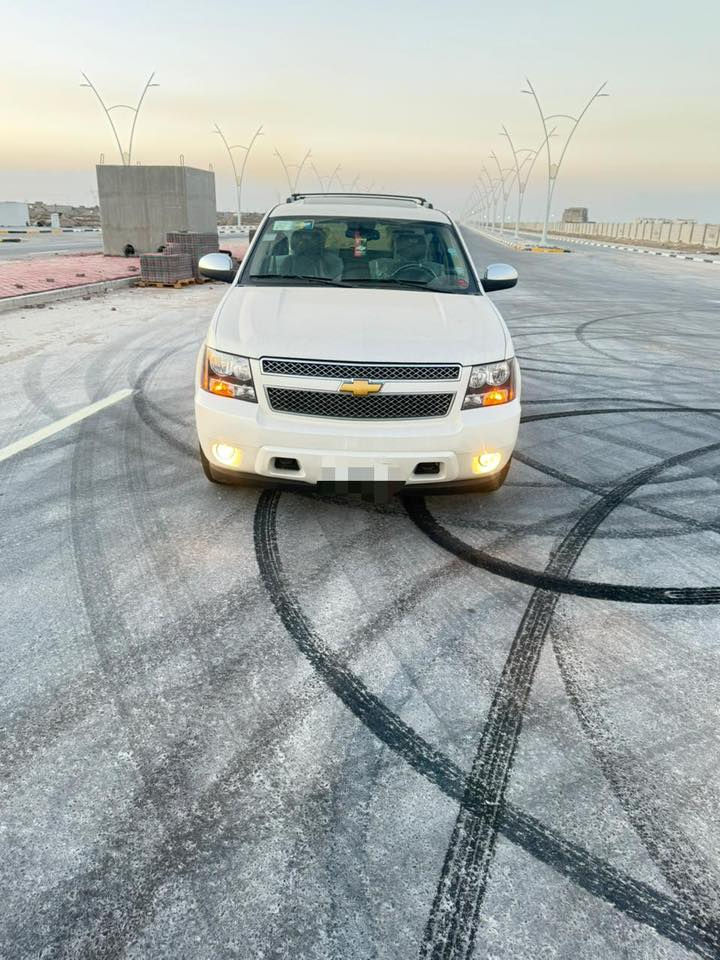 سلام عليكم تاهو ادوات حاويه مكفوله كص وضربه وفتح صبغ مكانات تجميلي موديل2013 ماشيه 170الف خليجيLTZ مكانه بلبصره هاتف***********
