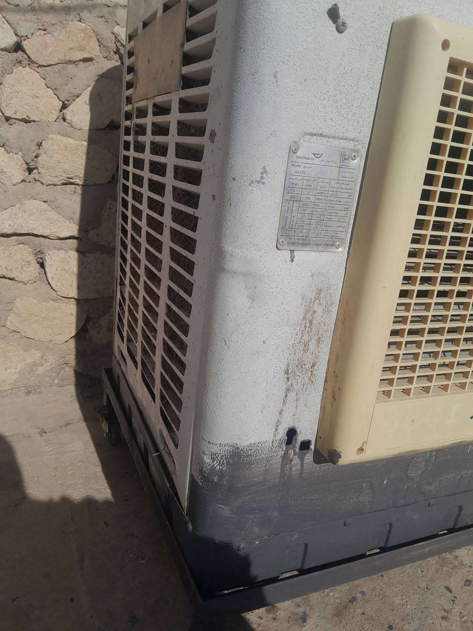 مبردة شغال نظيفة مصبوغة وبيها عربانة جواها  حجم صغير  بيها شغلة تشتغل فر بليد..شبيها ماعرف على وضعها..ب ٥٠ جوة سوك ***********
