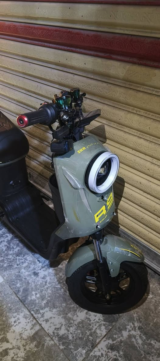 السلام عليكم 
دراجة شحن نوع R9 استعمال شهر واحد نظيفة نقصها بس بطاريات🔋للاستفسار التواصل مع هذا الرقم ***********
⚙️ المحرك والأداء (قلب الدراجة)المحرك: CP3 الشهير، 3 أسطوانات (سلندر).السعة: 890 سي سي (CC).القوة الحصانية: 119 حصان تقريباً.عزم الدوران: 93 نيوتن متر لتسارع قوي جداً.التبريد: سائل (راديتر).ناقل الحركة: 6 سرعات مع نظام

 Quick Shifter (صعود ونزول) من الجيل الثالث.
🛠️ الهيكل ونظام التعليقالشاسيه: ألومنيوم خفيف الوزن (الأخف في فئة السوبرسبورت من ياماها).المساعدين الأمامية: KYB مقلوبة وقابلة للتعديل بالكامل.المساعد الخلفي: KYB أحادي (Monoshock) قابل للتعديل.
المكابح: نظام Brembo 
Stylema عالي الأداء مع أقراص مزدوجة أماميّة.🧠 الأنظمة الذكية والتكنولوجياالشاشة: TFT ملونة مقاس 5 بوصة تدعم الاتصال بالهاتف والملاحة.حساس القصور الذاتي (6-axis IMU): للتحكم بالدراجة في المنعطفات.أنظمة الأمان:مانع انغلاق المكابح للمنعطفات (Cornering ABS).
نظام التحكم في الجر (Traction Control).نظام منع الارتفاع الأمامي (Lift Control).نظام التحكم بالانزلاق (Slide Control).وضعيات القيادة: أنظمة متعددة تناسب الشارع والحلبات (Ride Modes).
