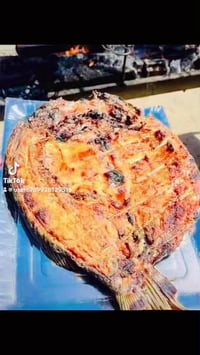 عليك بس تطلب يوصلك باب البيت مجاني سمك مسكوف مع التوصيل بس ٧٥٠٠  دجاج ...