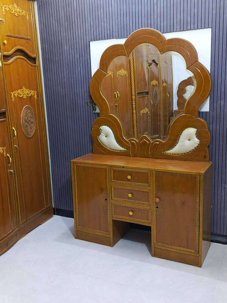 السلام عليكم غرفه اخشاب صاج نظافه 90٪ المكان حي الساهرون السعر علئ الخاص الاستفسار الاتصال على الرقم ***********
