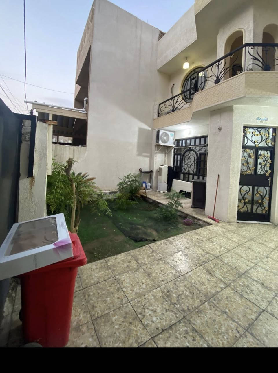 للبيع في حي تونس ١٥٠ متر زراعي سند ٢٥ واجها٧.٥ ونزال ٢٠ يتكون من كراج يتسع سياره وحديقه مدخلين استقبال ومطبخ غرفه نوم بلطابق الارضي وحمامات معزولات ومخزن و٣ غرف نوم بلطابق الاول وحمامات وسطحين  العنوان حي تونس شارع جامع القران الكريم فرع افران صمون الامير
 للاستفستار
*********** 
***********
يتوفر واتساب
