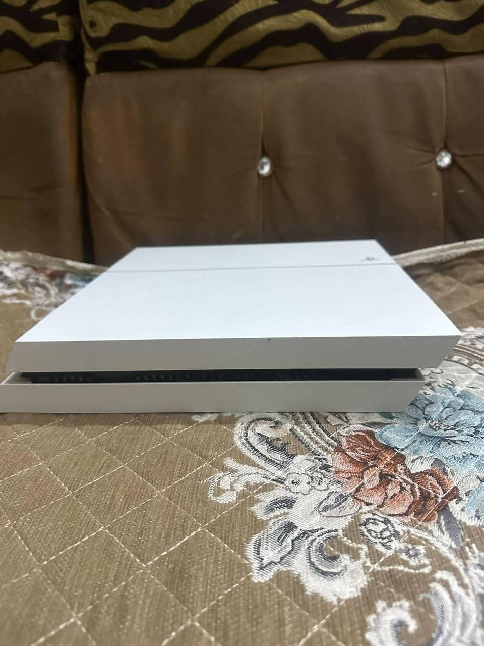 السلام عليكم اخوان بلي فور فات للبيع الجهاز نظيف كامل مكمل+ كامل ملحقاته ويا + جوستك مال جهاز + الجهاز غير مفتوح شرط الفحص كدامك تشوفه وبيك خير ودلل سعر 160الف وبي مجال  
مكاني بغداد- حي الاعلام 
***********
