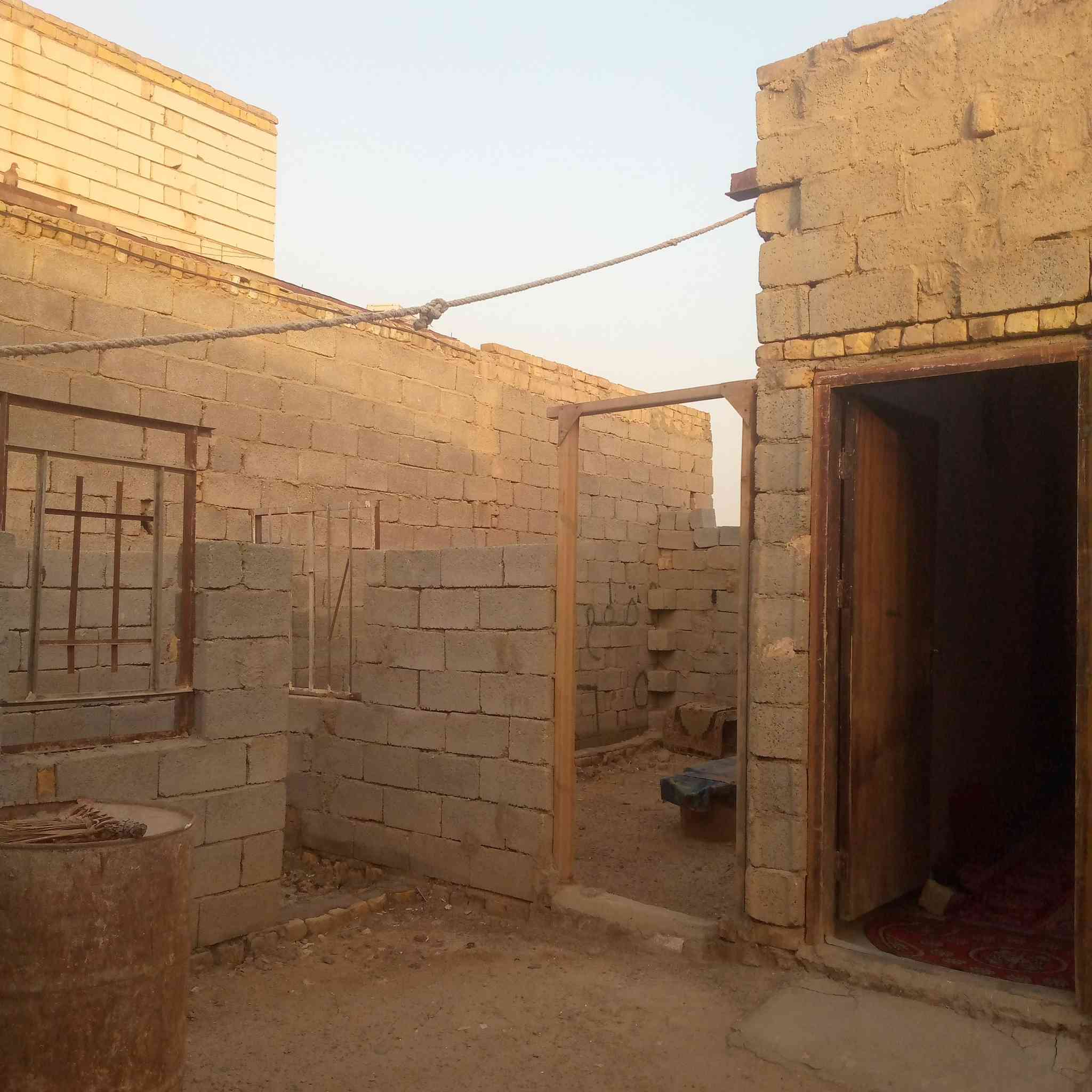 ‏دار للبيع
‏منطقة البيگات المجاوره للعباس بن الكاظم
‏المساحه 170 م
‏السعر 15 قفل 
‏تتكون من غرفة نوم ومطبخ وصحيات وباقي البناء للنص 
‏بتلو طابوگ ومساحة الديوانيه 8 ونص م
‏وخارطه غرفتين نوم وصاله وكراج 
‏يتوفر ماء وكهرباء وانترنت بالباب 
‏الاتصال على الرقم
‏‪***********‬
