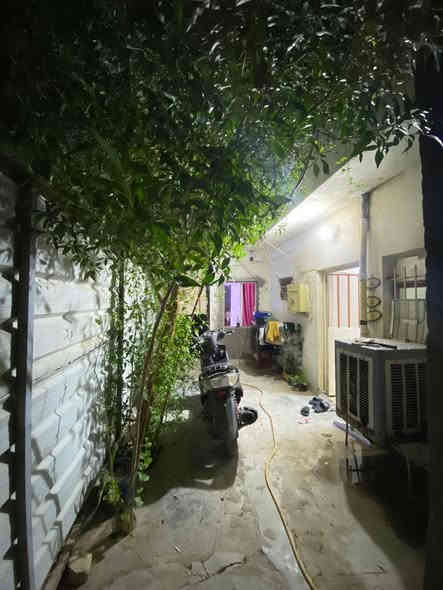 بيت ١٠٠ متر  للبيع طابو صرف مسلح يتكون من غرفتين وحدة فوك وغرفة أرضية وهول بيت نظيف قرب مطعم الرياضي سعرة ١١٥مليون
***********
