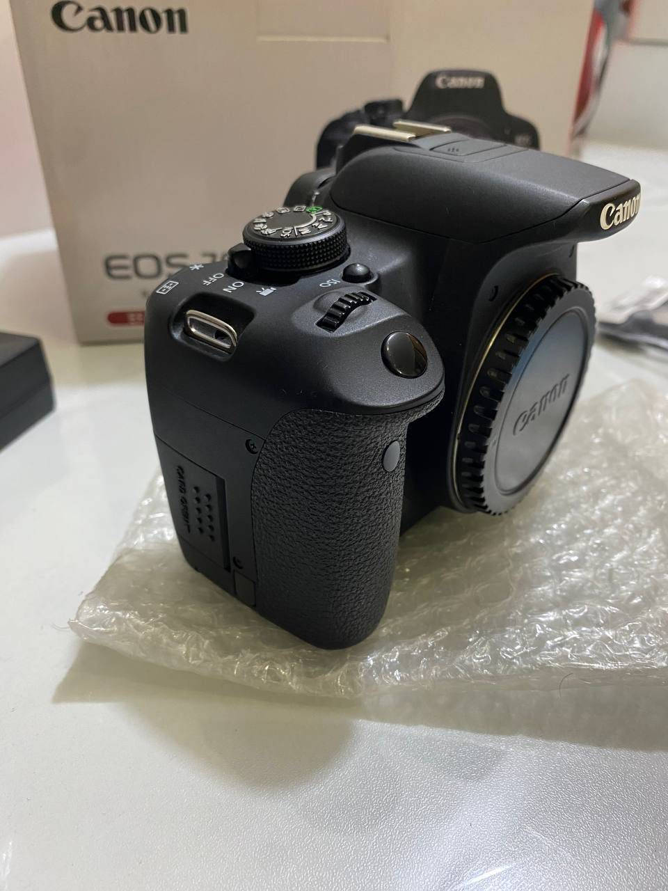 السلام عليكم
للبيع كامرة كانون 

D 700

مع ملحقات كاملة

عدسة 18_55 mm

مع بطارية وشاحنة اصلية

مع حقيبة والكامرة استخدام قليل 

للاستفسار ***********

مكاني نجف

السعر ٣٦٠ وبيها مجال
