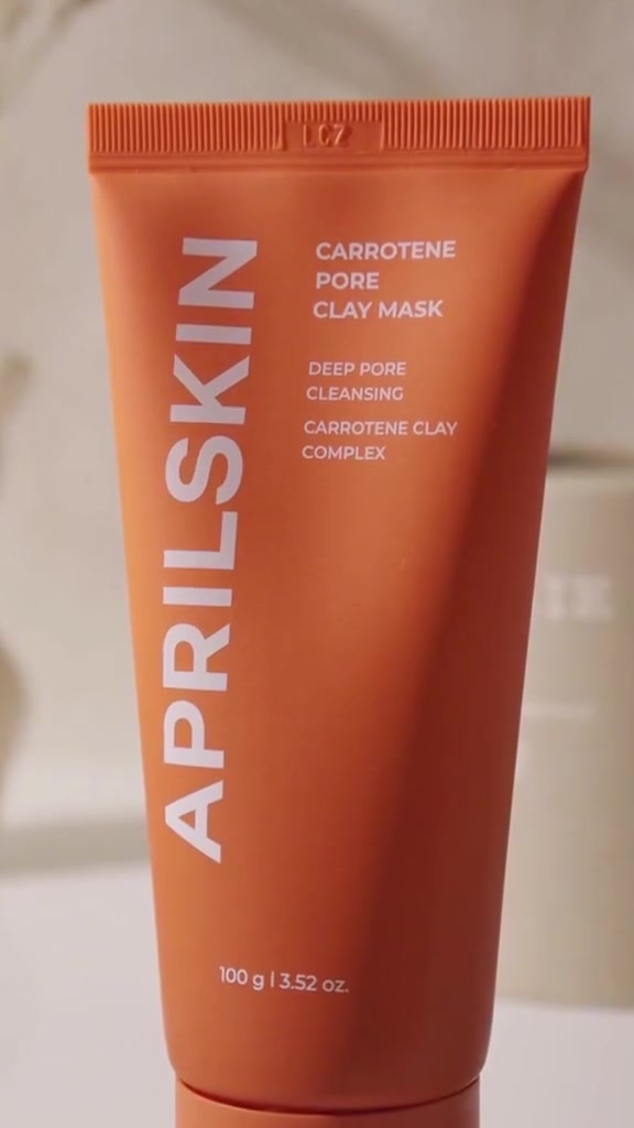 🥕 APRILSKIN Carrotene Pore Clay Mask
الوصف العام:
قناع طين غني بمركب الكاروتين، مصمم لتنظيف المسامات بعمق وتحسين ملمس البشرة. مثالي للبشرة الدهنية أو المختلطة، ويستهدف الرؤوس السوداء والدهون الزائدة.

✨ المميزات الرئيسية:
- تنظيف عميق للمسامات: يزيل الشوائب والدهون المتراكمة داخل المسام.
- مركب طين الكاروتين: يحتوي على مستخلص الجزر الغني بمضادات الأكسدة وفيتامين A، مما يساعد على تهدئة البشرة وتحسين إشراقتها.
- ملمس ناعم: تركيبة كريمية سهلة الفرد والغسل، لا تسبب جفافًا مفرطًا.
- حجم العبوة: 100 غرام / 3.52 أونصة.

🧴 طريقة الاستخدام:
1. ضعي طبقة متوسطة على بشرة نظيفة وجافة، مع التركيز على مناطق المسامات الواسعة.
2. اتركيه لمدة 10–15 دقيقة حتى يجف.
3. اغسليه بالماء الفاتر بحركات دائرية لطيفة.
4. استخدميه 2–3 مرات أسبوعيًا حسب حاجة بشرتك.

💡 نصائح إضافية:
- للحصول على أفضل نتيجة، استخدميه بعد فتح المسام بالبخار أو منشفة دافئة.
- يمكن دمجه مع تونر خفيف بعد الغسل لتهدئة البشره
تـــــــوصيــــــ🚗ــل بغـــــداد 4 محــافظات 6


**إذا كنت صاحب هذا الإعلان وتريد حذفه لأي سبب، رجاءا أرسل رسالة إلى الدعم الفني**