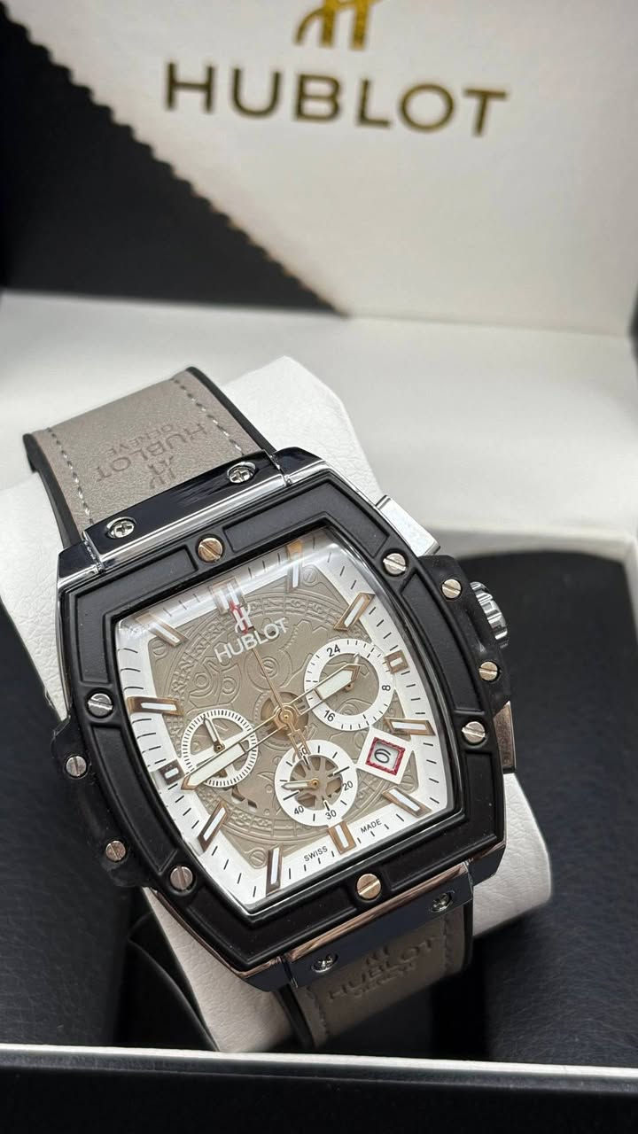 تجي العلبة الخاصه وكارت ضمان 
اطلبها هسه شمنتضر ؟ 
ماركة HUBLOT الاصلي فقط 
وزن الساعة 144  
قفل فراشة + سير حلقات تصغير وتكبير 
ختم حراري على طول الساعة 
سناتل ثواني وساعات نظام 24h 
ومنفذ شهري


**إذا كنت صاحب هذا الإعلان وتريد حذفه لأي سبب، رجاءا أرسل رسالة إلى الدعم الفني**