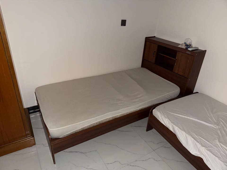 غرفة للبيع مكونة من قنصور عراقي صاج أصلي جديد ونظيف كلش مع 2 تخت تركي نوعية جيدة ومراية المكان الموصل الجانب الايسر للاستفسار السعر 250 الف 
***********
