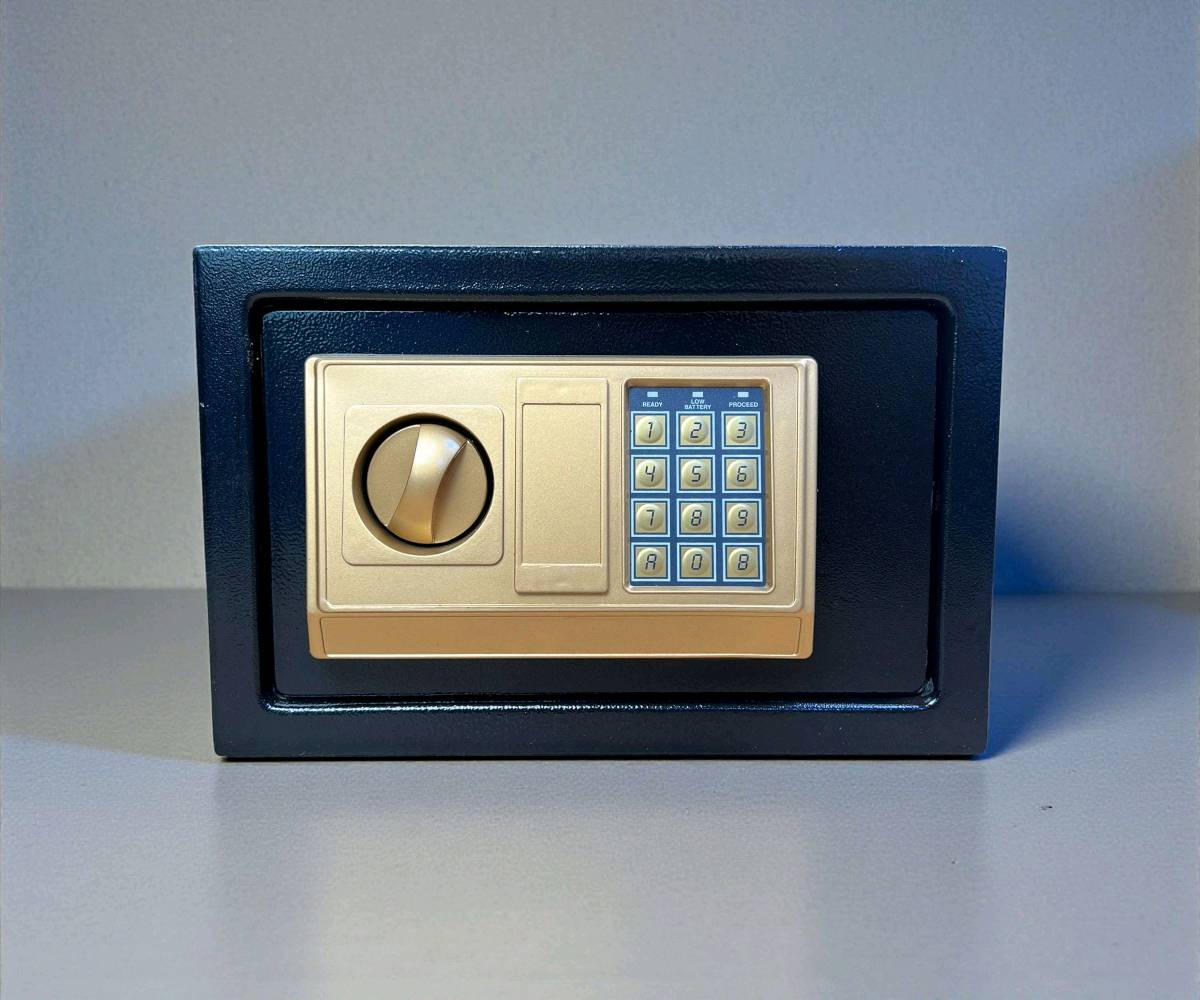 خزنة إلكترونية متينة بتصميم كلاسيكي فاخر يناسب مكتبك ومنزلك.
​✅ نظام حماية مزدوج: كود رقمي ومفتاح طوارئ.
​✅ حجم مثالي: للوثائق، المجوهرات، والنقود.
​✅ هيكل فولاذي: مقاوم للاختراق والعبث.
​خزنتك هي خط دفاعك الأول. اطلبها الآن