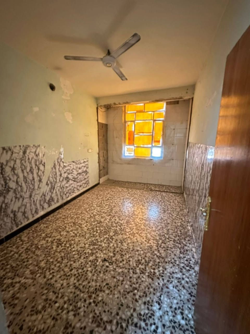 للايجار ٥٠م بناء نظيف الشعب العقاري الأولى قرب جامع بدريه بيه استقبال ومطبخ وخدمات وغرفه نوم طابقين وكراج الإيجار ٣٥٠ للاستفسار ***********
