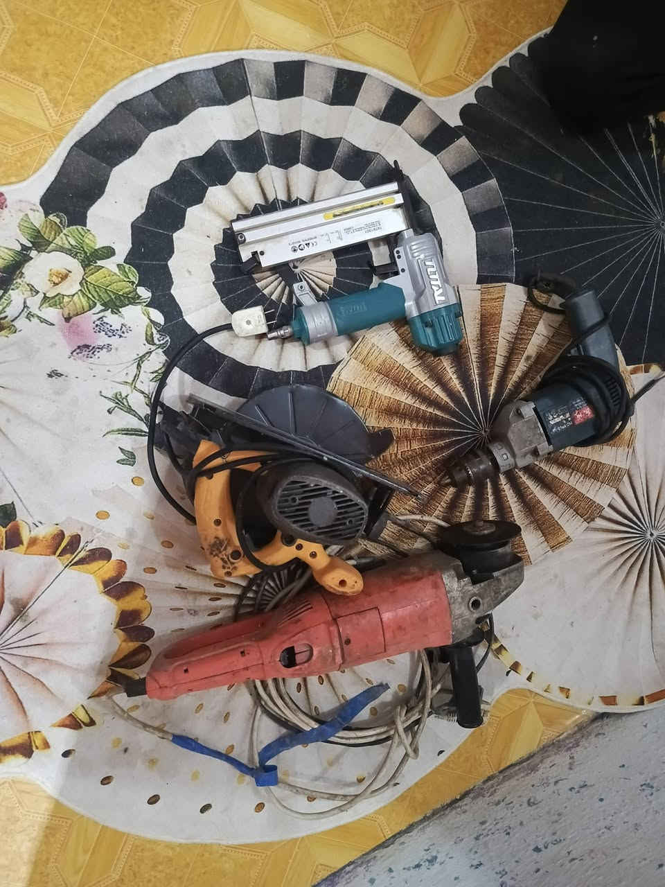 السلام عليكم ذني للبيع كوسره خشب حجم كبير 
ادرين كهربائي مكينه بسامير كوسره يدويه حجم كبير 
 اشعندك غراض مراوس عادي *********** هاذا رقمي
